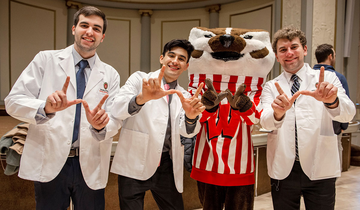 PharmD-students-celebrate-with-Bucky-Badger-at-the-White-Coat-Ceremony